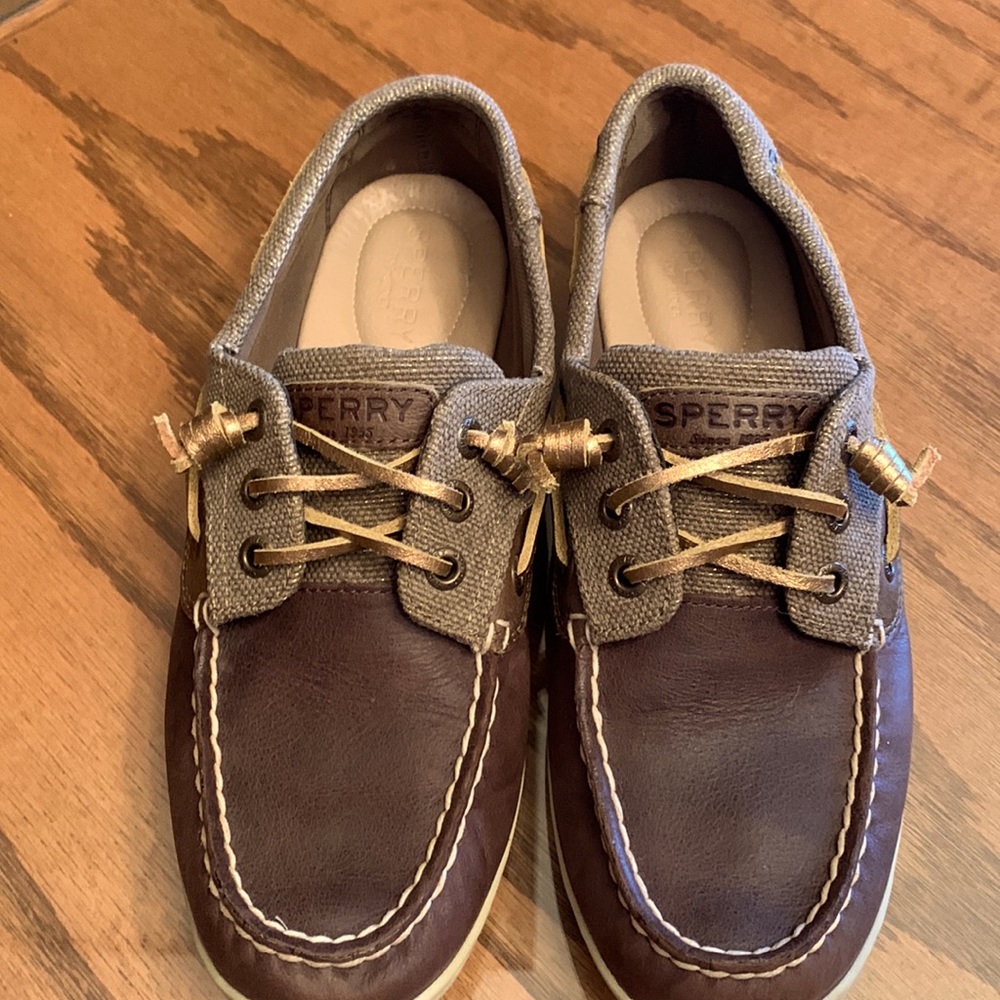 Woman’s 7.5 brown sperry boat shoe